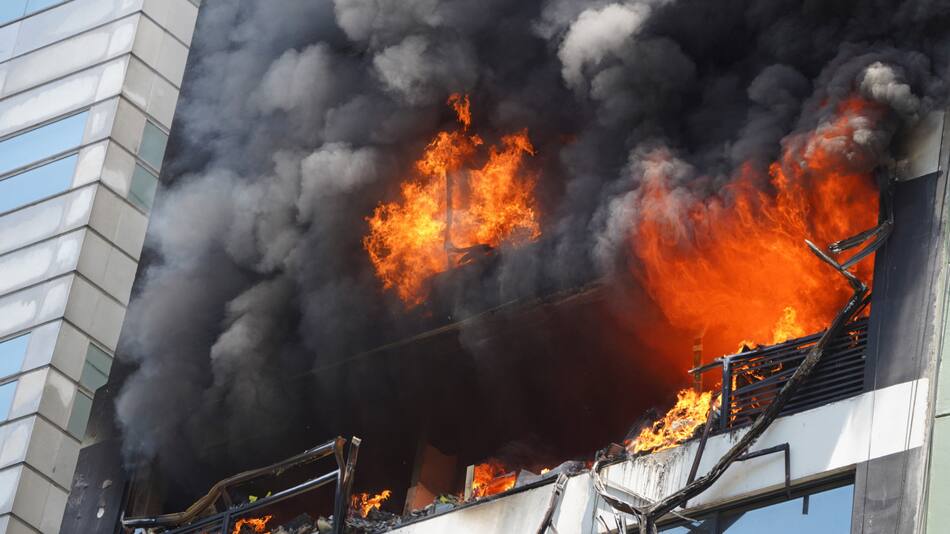 Explosión e incendio junto al Ministerio de Trabajo. Foto: Télam.