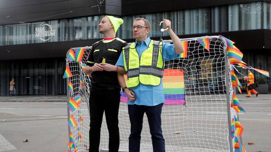 Protesta LGBT frente al museo de la FIFA_Reuters
