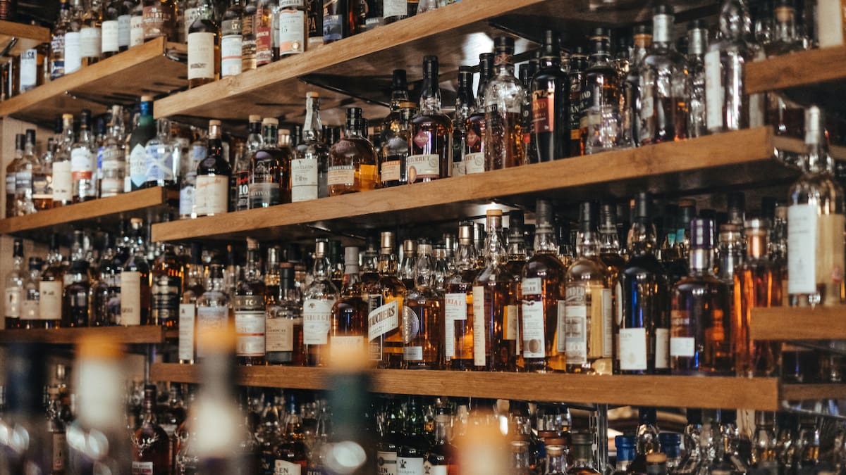 ¿Hasta qué hora se puede comprar alcohol el sábado?