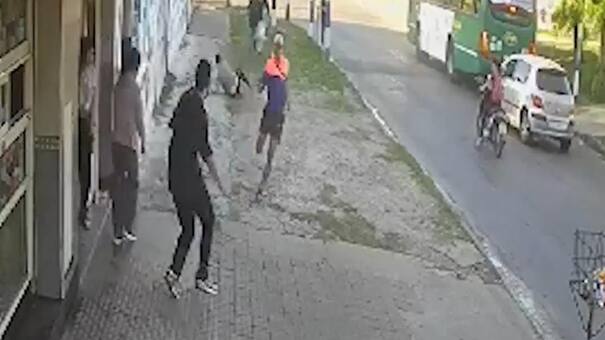 Un vecino de La Plata detuvo con una patada voladora a un delincuente buscado desde agosto