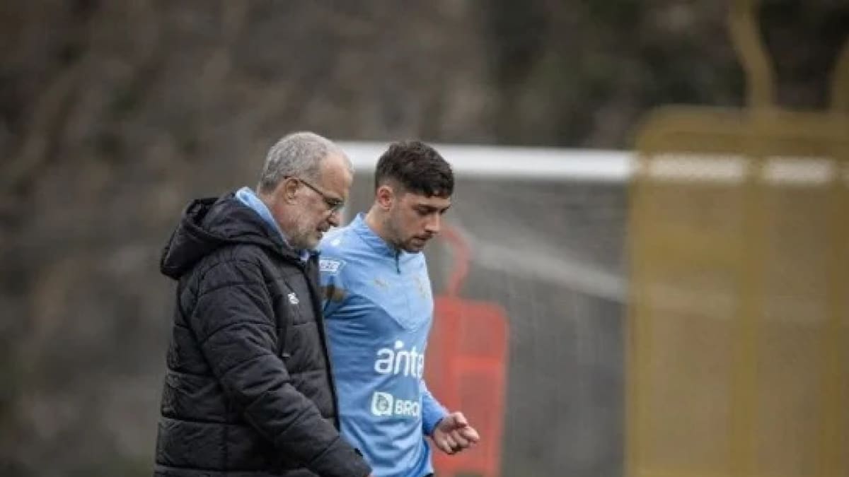 Federico Valverde y Marcelo Bielsa. Foto: NA