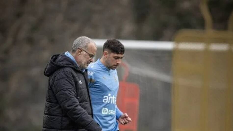 Federico Valverde y Marcelo Bielsa. Foto: NA