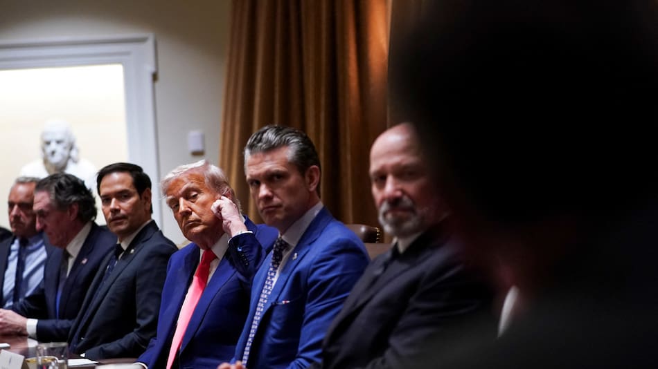 Donald Trump y Pete Hegseth. Foto: REUTERS/Nathan Howard.