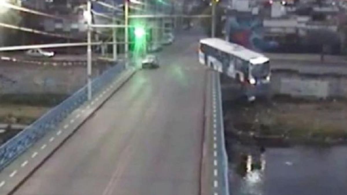 Colectivo que cae de un puente en Córdoba. Foto: captura video.