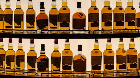 Los aranceles de Donald Trump causan una profunda crisis en la producción y venta del whisky escocés