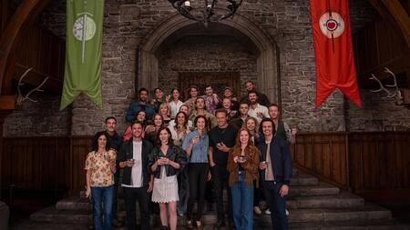 Los elencos de Outlander y Blood Of My Blood se juntaron en el Día Mundial de Outlander. Foto Instagram @outlande_starz