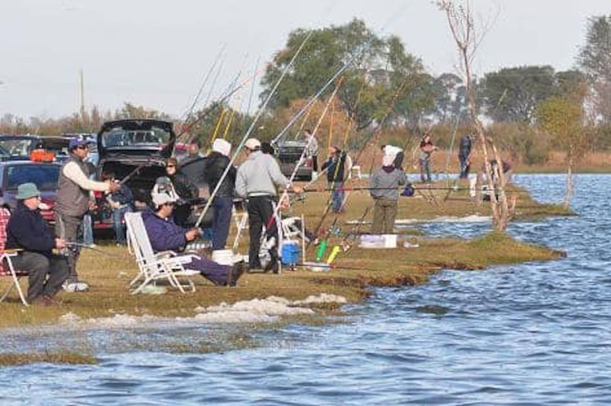 El histórico espejo de agua del oeste bonaerense recuperó nivel tras el ingreso del río Quinto y vuelve a destacarse por sus jornadas rendidoras de pejerrey.