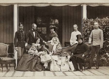 La familia imperial austriaca: de lado izquierdo Francisco José y su esposa Isabel de Baviera, mejor conocida como Sissi. Foto X @Cuauhtemoc_1521