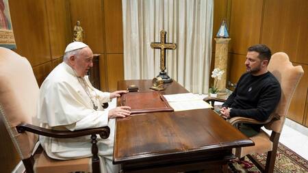 Volodimir Zelenski junto al papa Francisco. Foto: Reuters.