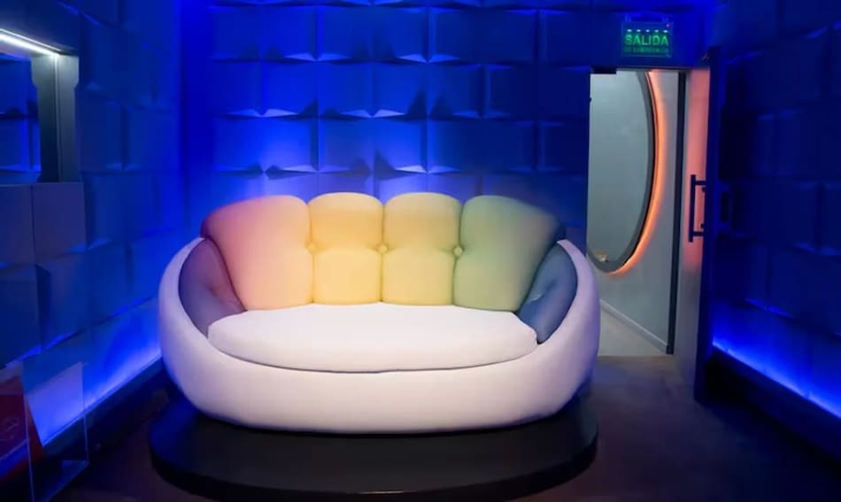 El confesionario móvil de Gran Hermano. Foto: NA.