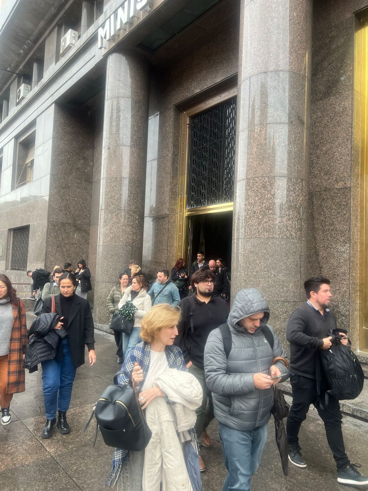 Trabajadores del establecimiento se retiran tras la amenaza de bomba