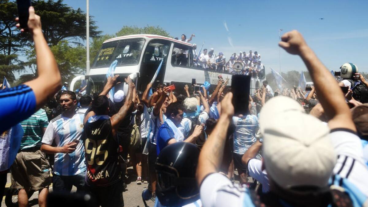Micro con los jugadores de la Selección Argentina. Foto: REUTERS