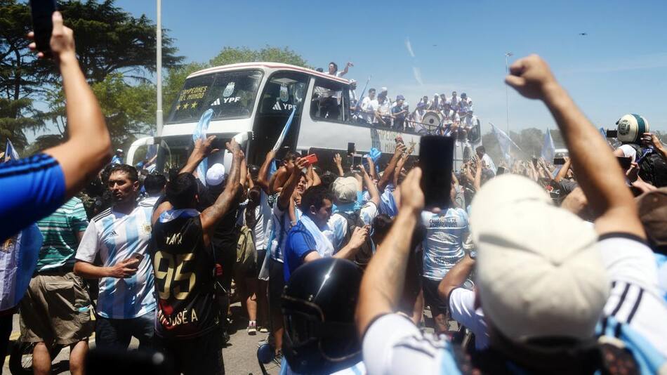 Micro con los jugadores de la Selección Argentina. Foto: REUTERS