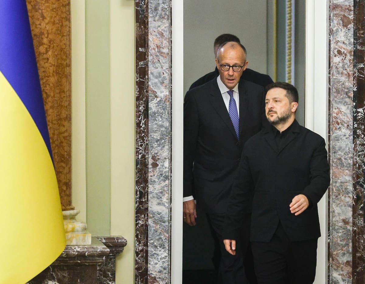 El canciller alemán, Friedrich Merz, y el presidente de Ucrania, Volodymyr Zelensky, participan de una conferencia de prensa conjunta en el Palacio Mariinskyi de Kiev, Ucrania, este domingo 4 de octubre de 2026.