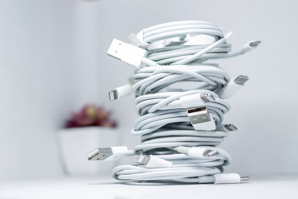 Cargadores de celulares. Foto: Unsplash.