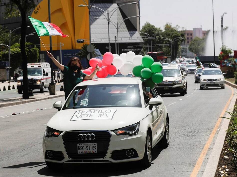 Coronavirus en México, exigen renuncia del presidente López Obrador con caravana de autos, Reuters