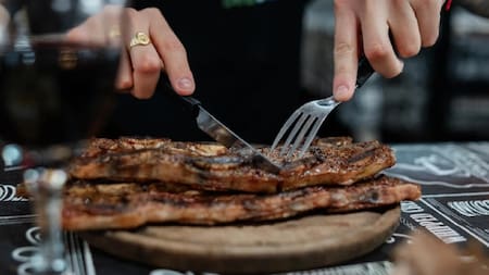 Fueron a comer a una parrilla y se sorprendieron con lo que gastaron. Foto: NA.