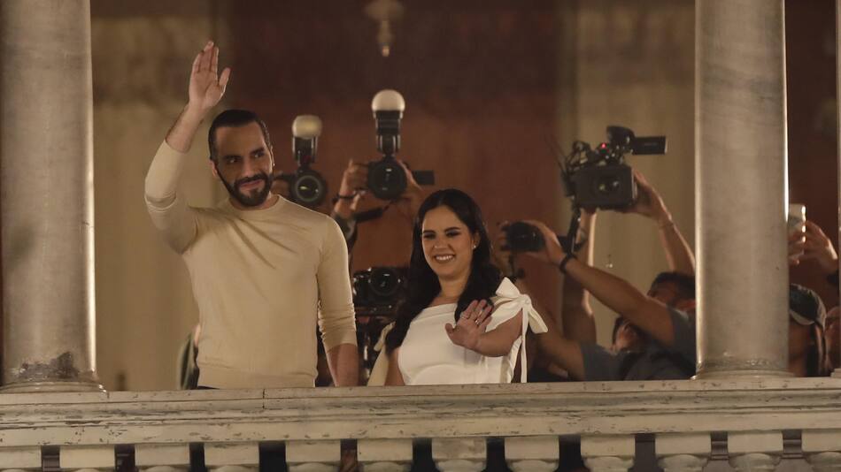 Nayib Bukele junto a su esposa. Foto: EFE.