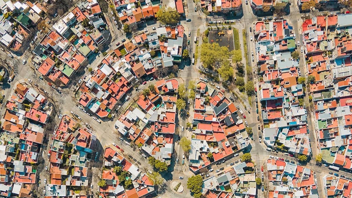 Tiene una serie de calles circulares con nombres de ciudades europeas