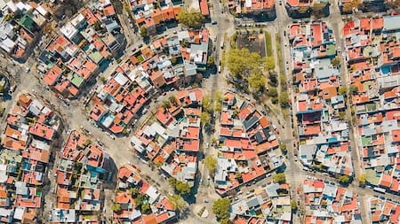 Tiene una serie de calles circulares con nombres de ciudades europeas