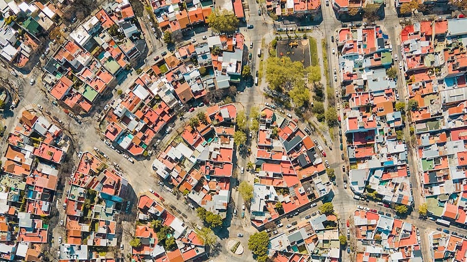 Tiene una serie de calles circulares con nombres de ciudades europeas