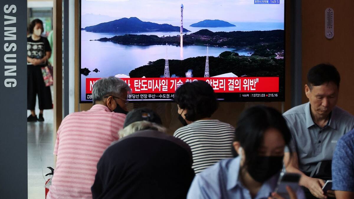Pasajeros miran un televisor que emite una noticia sobre Corea del Norte lanzando un cohete espacial, en una estación de tren en Seúl, Corea del Sur. Foto: Reuters.