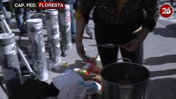 Olla popular y protesta de manteros en la avenida Avellaneda