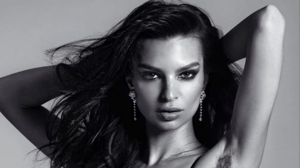 Emily Ratajkowski posó con las axilas sin afeitar y compartió un inspirador mensaje