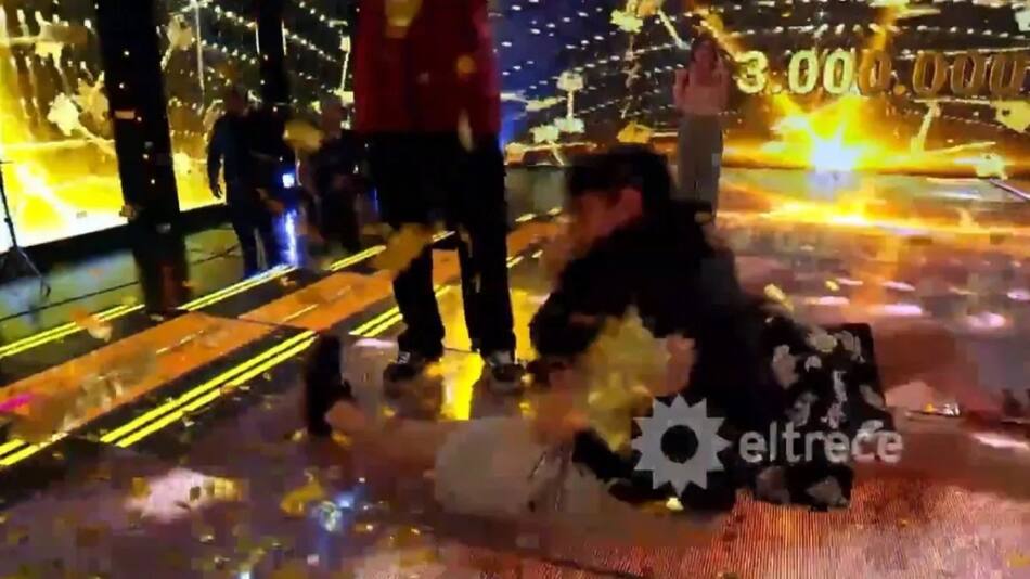La increíble reacción de un nieto con su abuela que ganó Los 8 escalones. Foto: Captura de video.