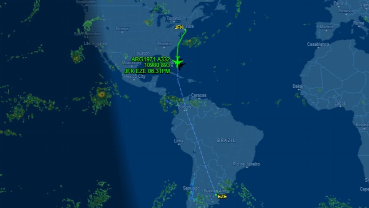 Cómo seguir en vivo el vuelo de Aerolíneas Argentinas que trae a la Selección Argentina de regreso al país