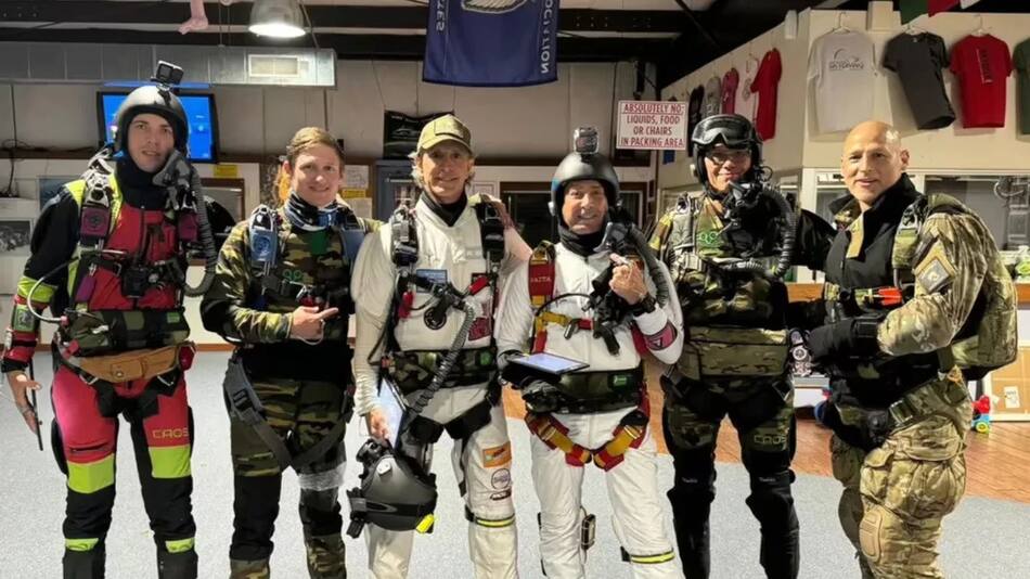 Dos paracaidistas argentinos rompieron un récord mundial con un salto desde la estratósfera en plena noche