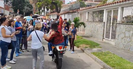 María Corina Machado fue recibida por simpatizantes en su recorrido por puntos de votación. Foto: Captura video.
