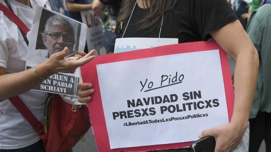 Vigilia para exigir libertad de kirchneristas presos por corrupción