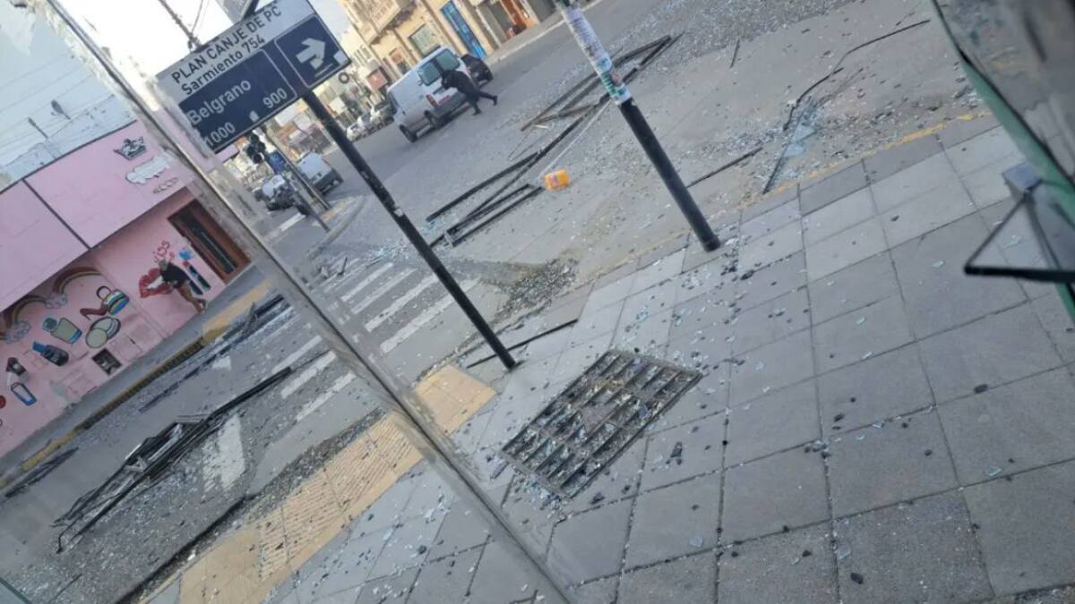 Los destrozos por los fuertes vientos en Comodoro Rivadavia. Foto: Twitter.
