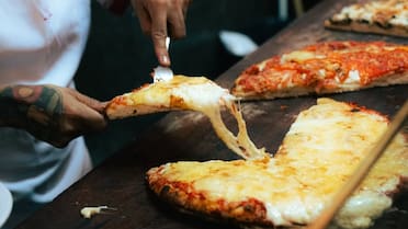Viaje al pasado con una porción de muzzarella: las 5 pizzerías de CABA más antiguas que son parte de la identidad porteña