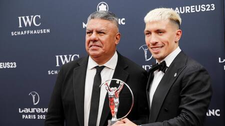 Lisandro Martínez y Claudio "Chiqui" Tapia; Premios Laureus. Foto: Reuters.