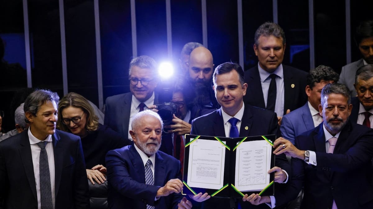 Lula da Silva con la histórica reforma tributaria de Brasil. Foto: Reuters.