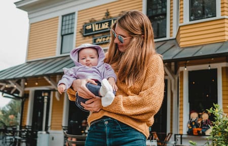 Familia, madre e hija, día de la madre. Foto: Unsplash.