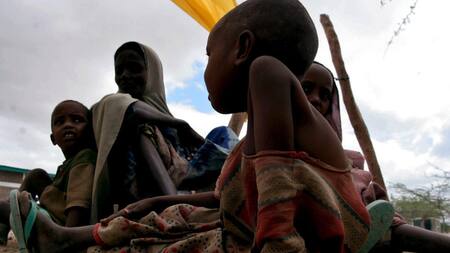 Una niña desnutrida aguarda la llegada de comida junto al resto de su familia en un centro de alimentación de Elwak, unos 1.500 kilómetros al norte de Nairobi (Kenia). EFE