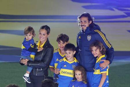 Edinson Cavani y una familia azul y oro. Foto: EFE.