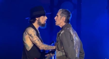 La pelea entre Perry Farrell y Dave Navarro. Foto: captura de video