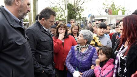 Massa junto a vecinos de San Miguel (DYN)