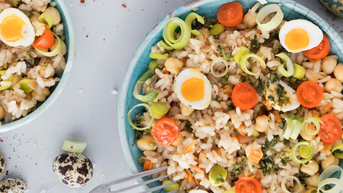 Con una taza de lentejas, 2 huevos, un tomate y una cebolla: la receta de cena proteica que se hace en solo 15 minutos