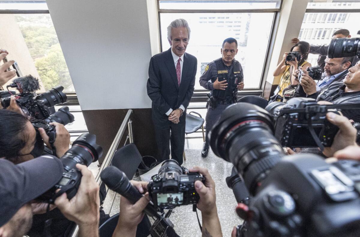 Periodistas y fotógrafos rodean al periodista José Rubén Zamora luego de conocerse su condena a prisión. Fuente: EFE.
