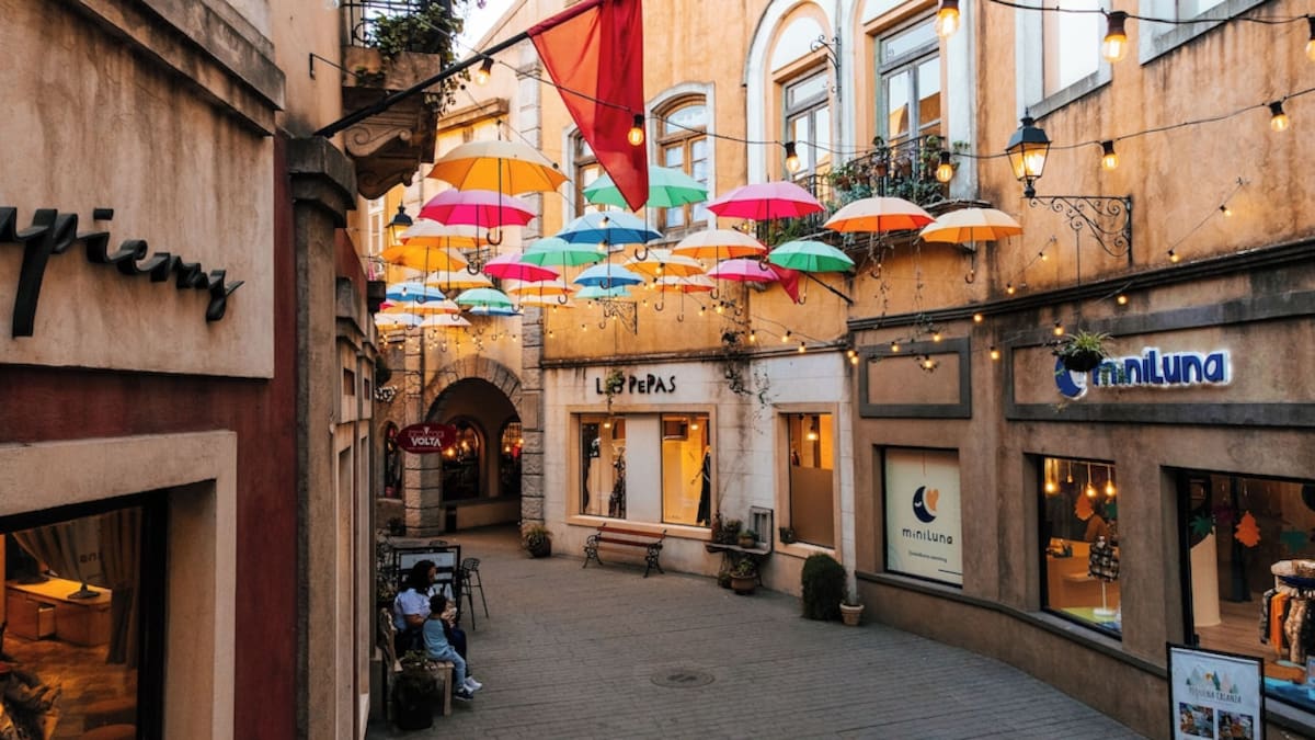 Plaza Canning con arquitectura inspirada en la Toscana, calles adoquinadas y locales gastronómicos en Ezeiza.