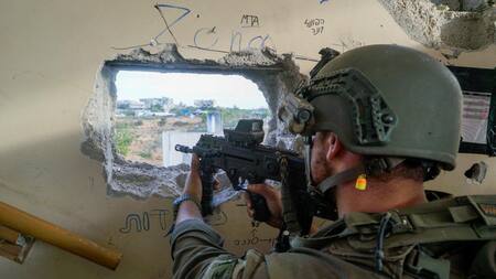 Soldado israelí apunta a objetivo en Gaza. Foto: Reuters.