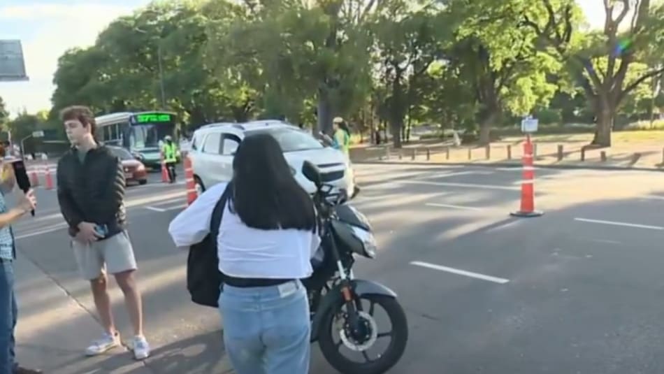 Multa y retención de moto a un motociclista que llevaba a una pasajera alcoholizada. Foto: Captura de video.