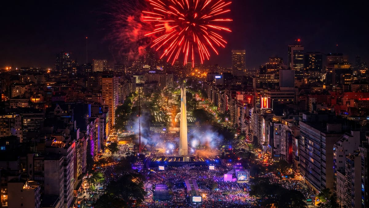 El Obelisco cumple 90 años y lo celebra con música, teatro y shows gratuitos: cuándo será la noche especial del símbolo porteño