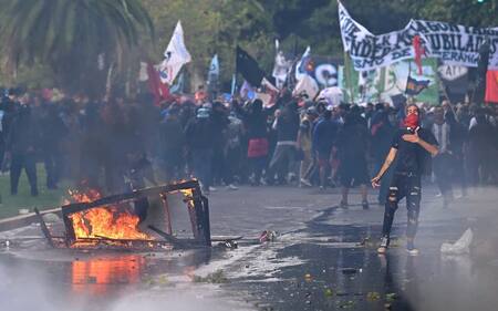 Incidentes entre manifestantes y la policía en la marcha por los jubilados. Foto: X @jorgemacri