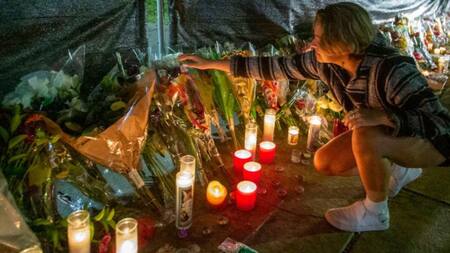 Flores dejadas en memora de las víctimas de la avalancha, foto NA